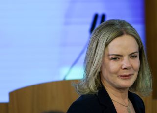 Gleisi Hoffmann cita isenção do IR como prioridade da agenda política