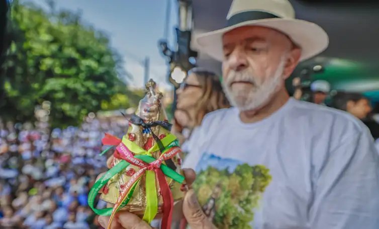 Fiéis lotam ruas de Belém para acompanhar procissão do Círio de Nazaré