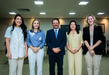 Governador em exercício recebe comissão de mulheres deputadas e lideranças estaduais e municipais