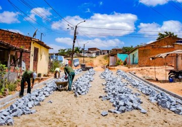 Ruas de Mangabeiras já começam a receber pavimentação em Arapiraca