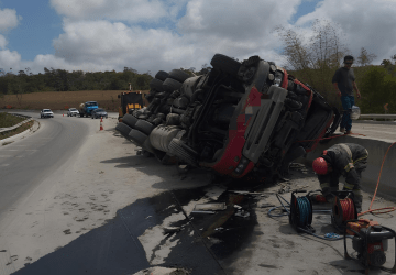 Corpo de Bombeiros resgata motorista preso às ferragens após acidente em São Miguel dos Campos