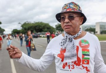 Manifestantes comemoram democracia na Praça dos Três Poderes