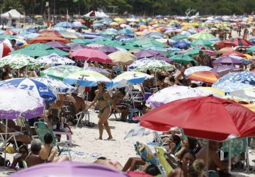 Calor de 39 graus deixa as praias lotadas no Rio de Janeiro