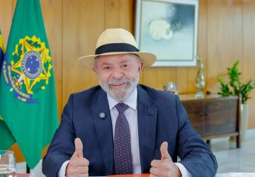 Lula faz exames de imagem da cabeça e está liberado para viagens