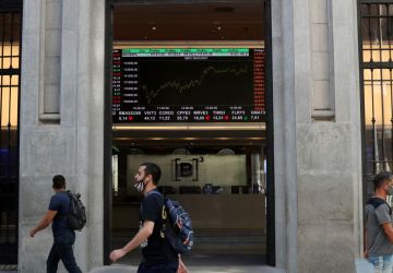 Bolsa sobe quase 2% e atinge maior nível em um mês e meio