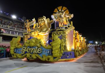 Carnaval carioca começa com desfile da Série Ouro e 22 blocos de rua