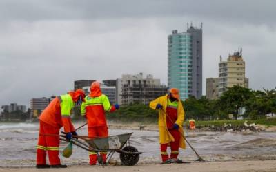 De janeiro a outubro, garis retiraram mais de 7.900 toneladas de lixo da orla marítima