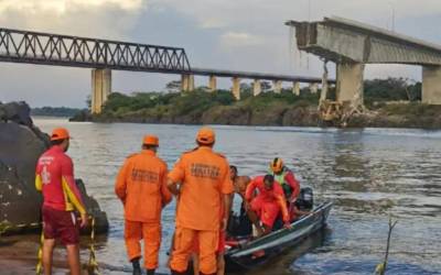 Resgatado corpo em cabine de caminhão submerso após queda de ponte