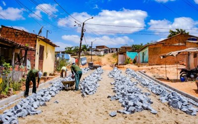 Ruas de Mangabeiras já começam a receber pavimentação em Arapiraca