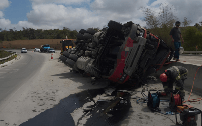 Corpo de Bombeiros resgata motorista preso às ferragens após acidente em São Miguel dos Campos