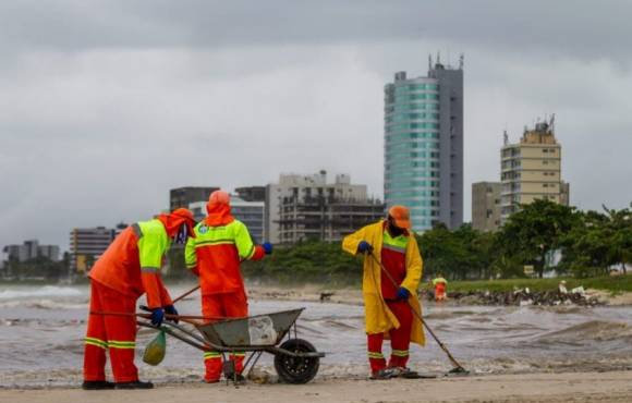 De janeiro a outubro, garis retiraram mais de 7.900 toneladas de lixo da orla marítima