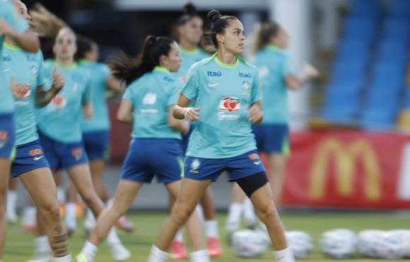 Seleção feminina realiza primeiro treino com todas as convocadas