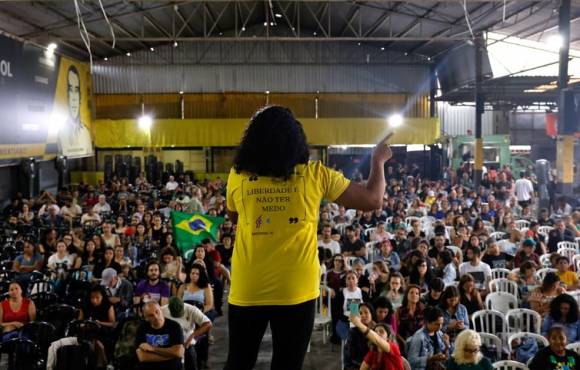 Novo estatuto de servidores avança, e professores do Rio mantêm greve