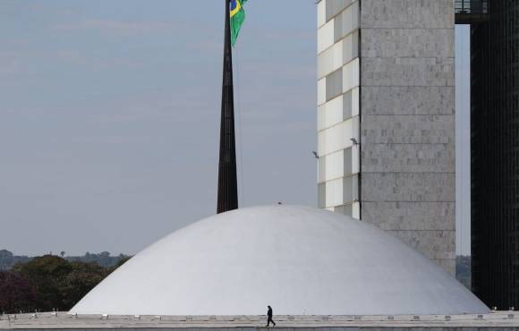 CCJ do Senado isenta armas e refrigerantes do Imposto Seletivo