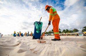 Alurb Maceió marca presença na abertura no do Verão Massayó com serviço de limpeza