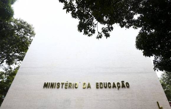 Concurso Ebserh publica extrato de edital com 545 vagas