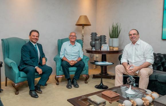 Governador em exercício recebe senador Renan Calheiros e Luciano Barbosa em 1º dia