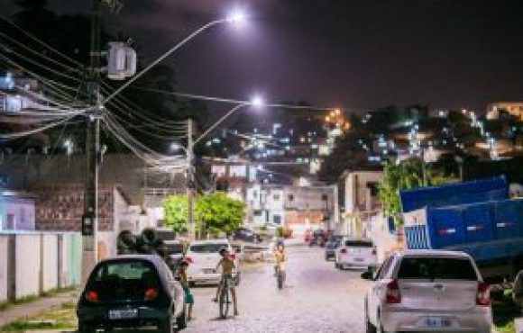 Prefeitura instala iluminação 100% LED em 36 comunidades assistidas pelo Brota na Grota