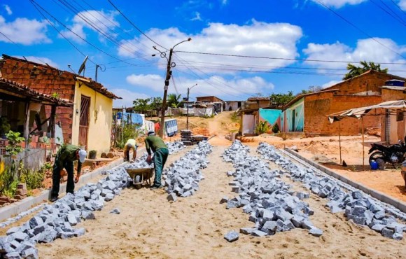 Ruas de Mangabeiras já começam a receber pavimentação em Arapiraca