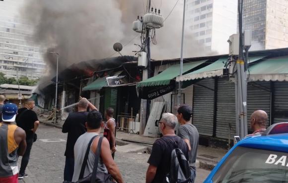 Incêndio no centro do Rio atinge lojas do camelódromo da Uruguaiana