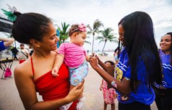 Pulseiras de identificação garantem segurança das crianças no Festival Verão Massayó