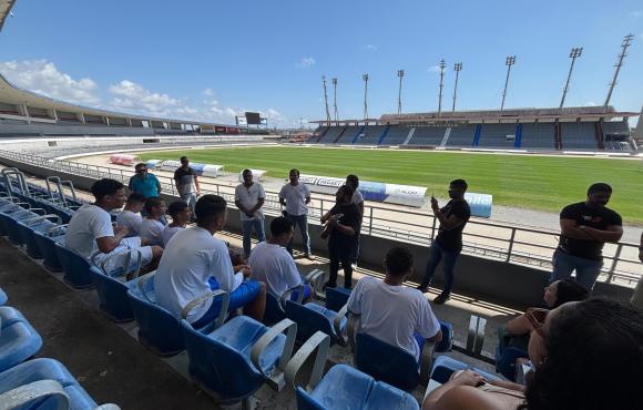 Socioeducandos visitam Estádio Rei Pelé em atividade guiada pela Selaj e Seprev