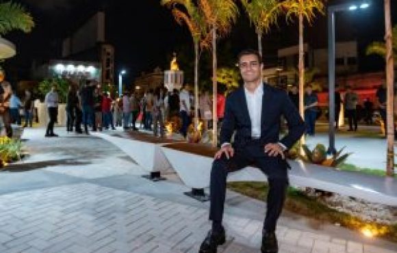 JHC entrega revitalização da Praça Montepio dos Artistas: 'centro da cidade está sendo todo transformado'