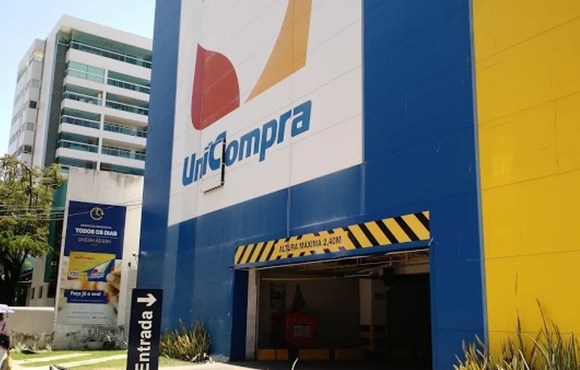 Supermercado é interditado na Ponta Verde por ausência de alvará