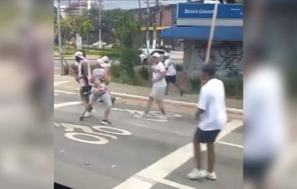 Torcedores do Corinthians e do São Paulo brigam antes de clássico