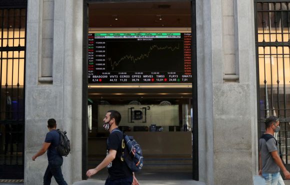 Bolsa sobe quase 2% e atinge maior nível em um mês e meio