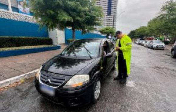 DMTT realiza ação educativa no Farol para conscientizar condutores sobre segurança viária