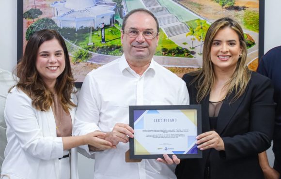 Luciano Barbosa recebe Certificado Prefeito Amigo do Desenvolvimento Social