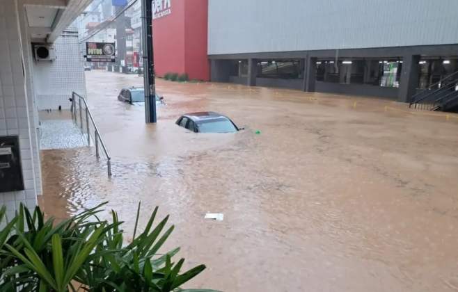 Chuva diminui em Santa Catarina, mas chegada de frente fria preocupa